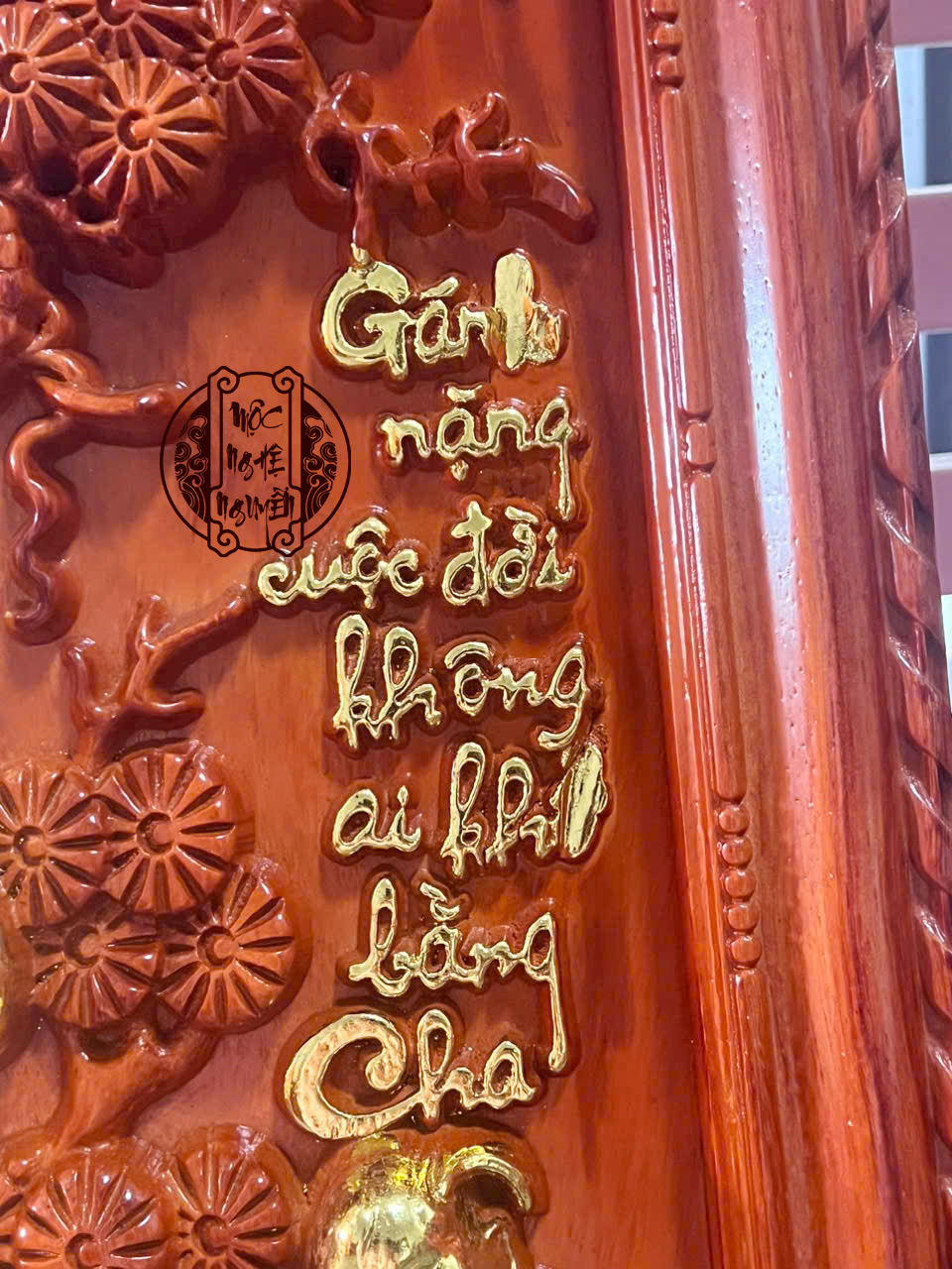 Tranh cha mẹ gỗ hương đỏ dát vàng đẹp